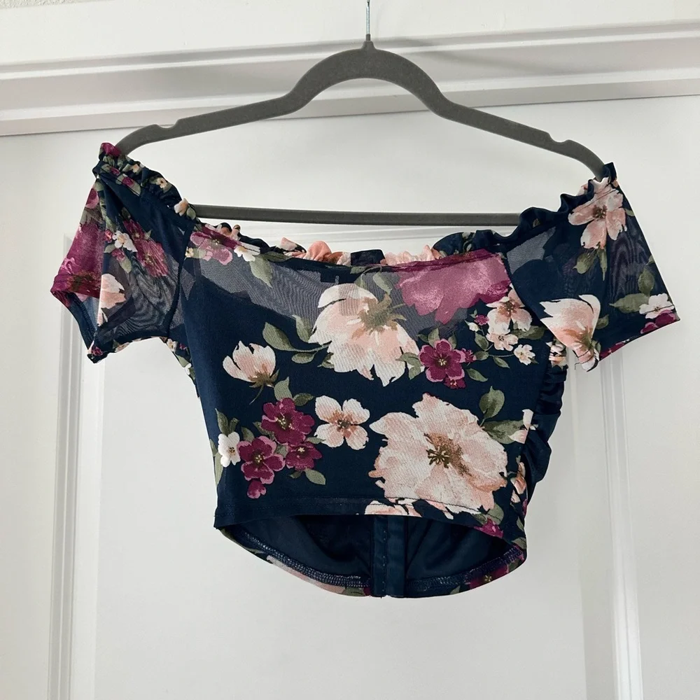 Off the shoulder Crop Top - Picture 2 of 3